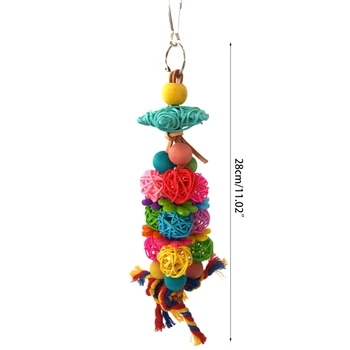 Птица Попугай Жует Яркие разноцветные шарики из ротанга для африканских серых попугаев