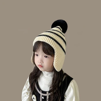 Милая вязаная шапочка с помпоном для ребенка, однотонная полосатая детская шапочка-бини с наушниками, зимняя теплая шапка для защиты ушей малыша, вязаная крючком