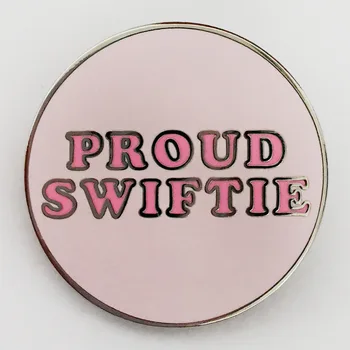 Кнопки с эмалью Proud-Swiftie, Розовая брошь для поклонников Swift, Аксессуары для подарков, ювелирные изделия для певицы, Брошь для одежды, Значок